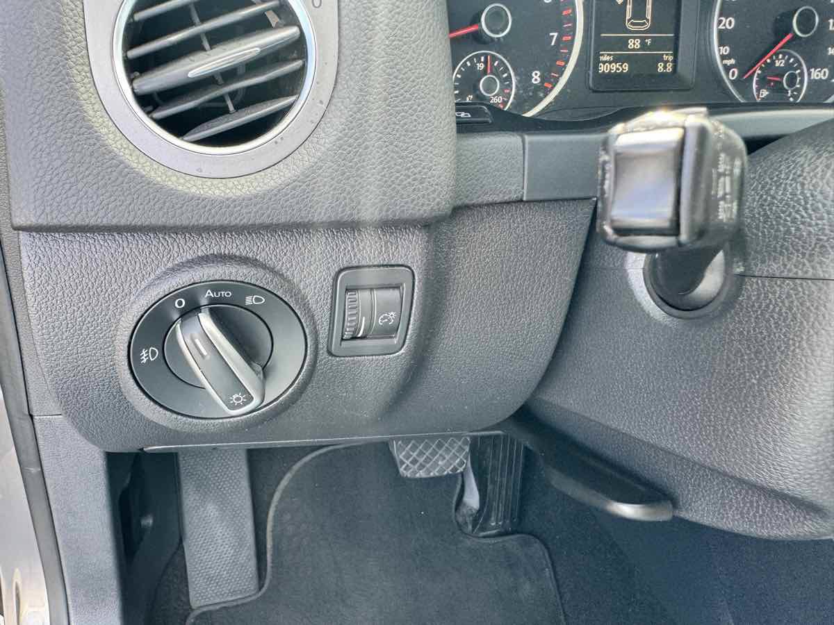 Used 2011 Volkswagen Tiguan SEL FWD image 41