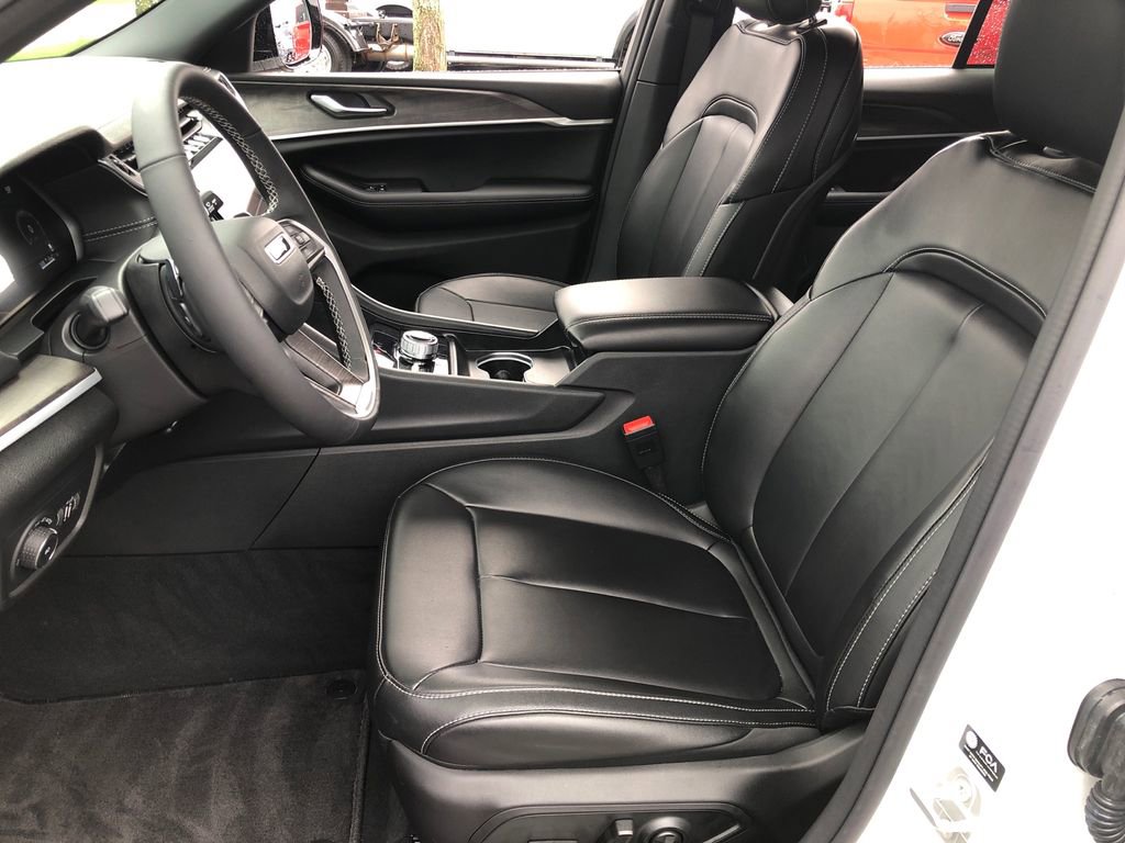 Used 2025 Jeep Grand Cherokee Limited image 18