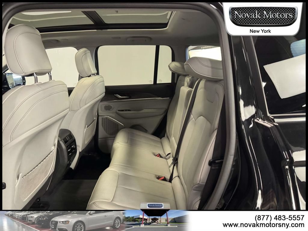 Used 2023 Jeep Grand Cherokee Overland AWD/4WD image 12