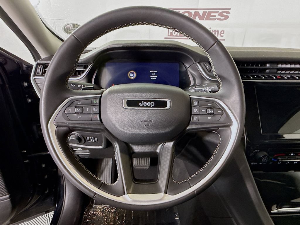 Used 2023 Jeep Grand Cherokee Laredo AWD/4WD image 19