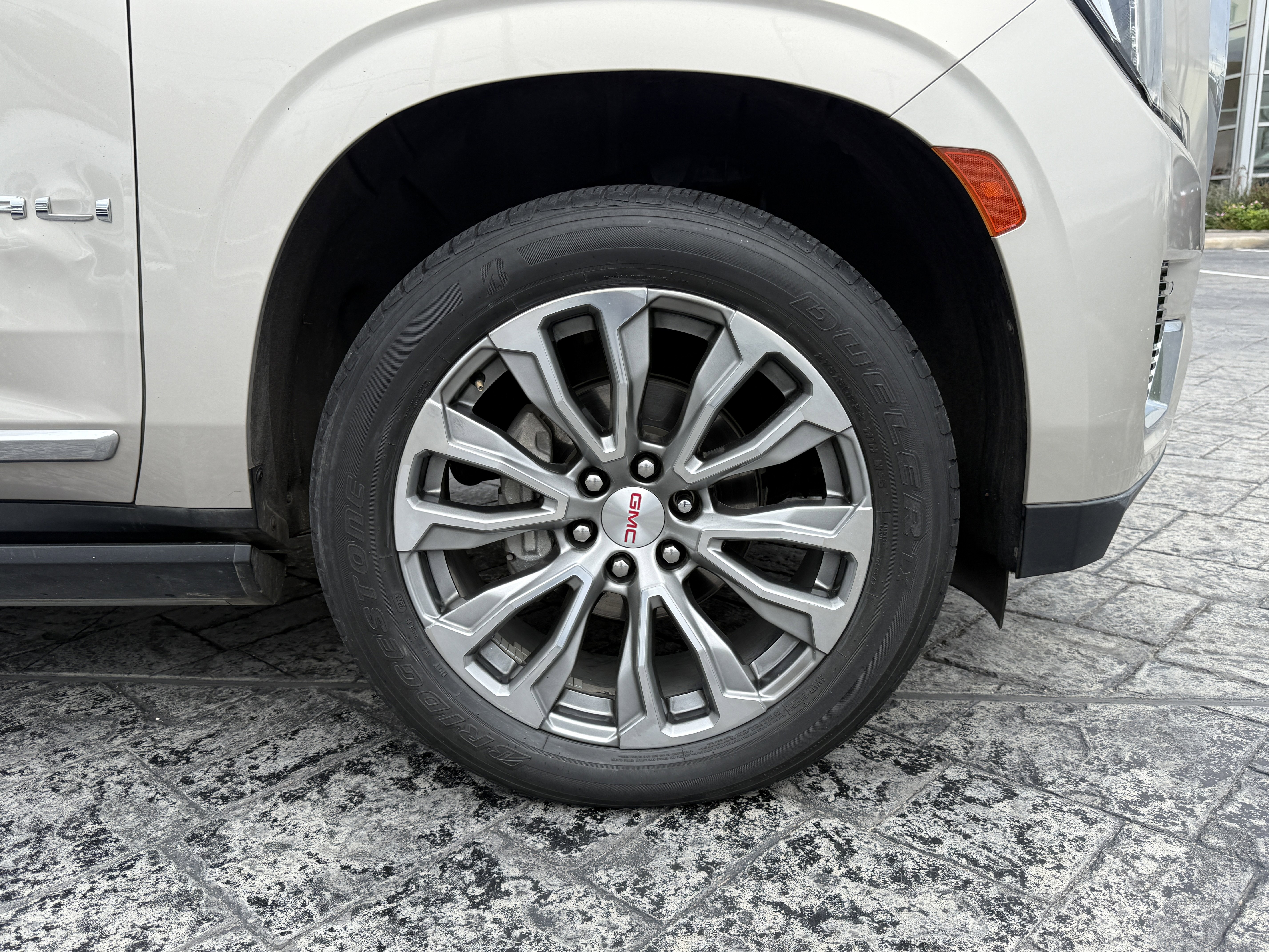 Used 2021 GMC Yukon XL Denali w/ Denali Premium Package image 9