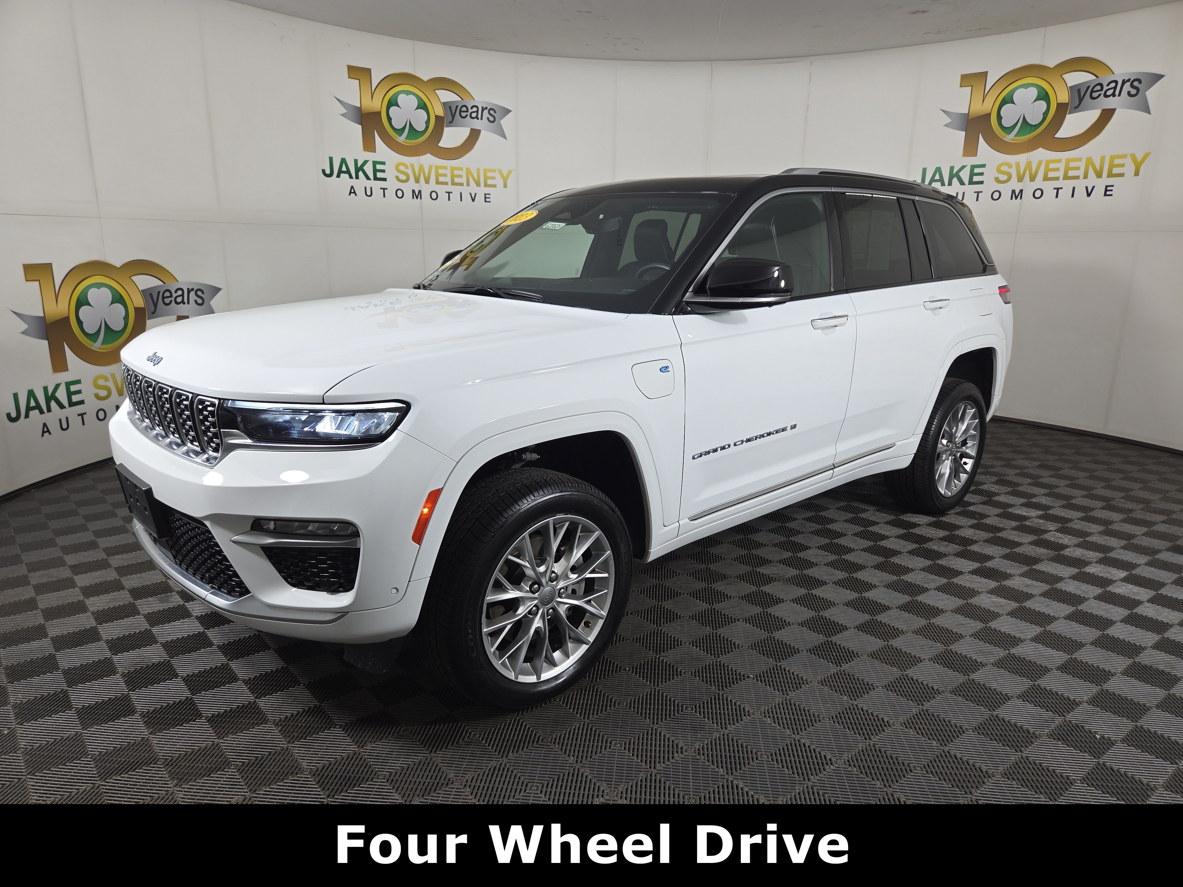 Used 2023 Jeep Grand Cherokee Summit w/ Luxury Tech Group V AWD/4WD image 3
