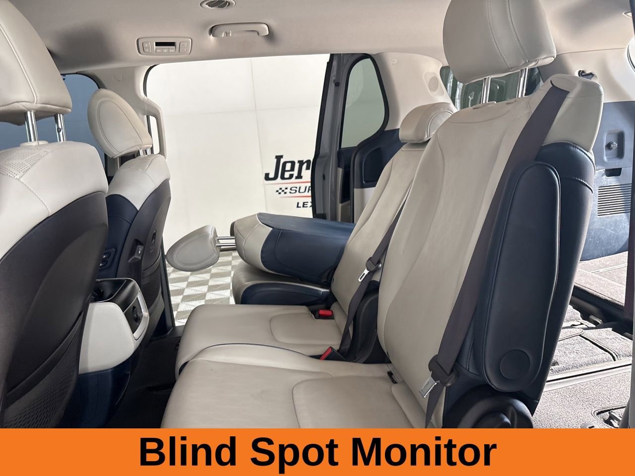 Used 2025 Kia Carnival EX image 18