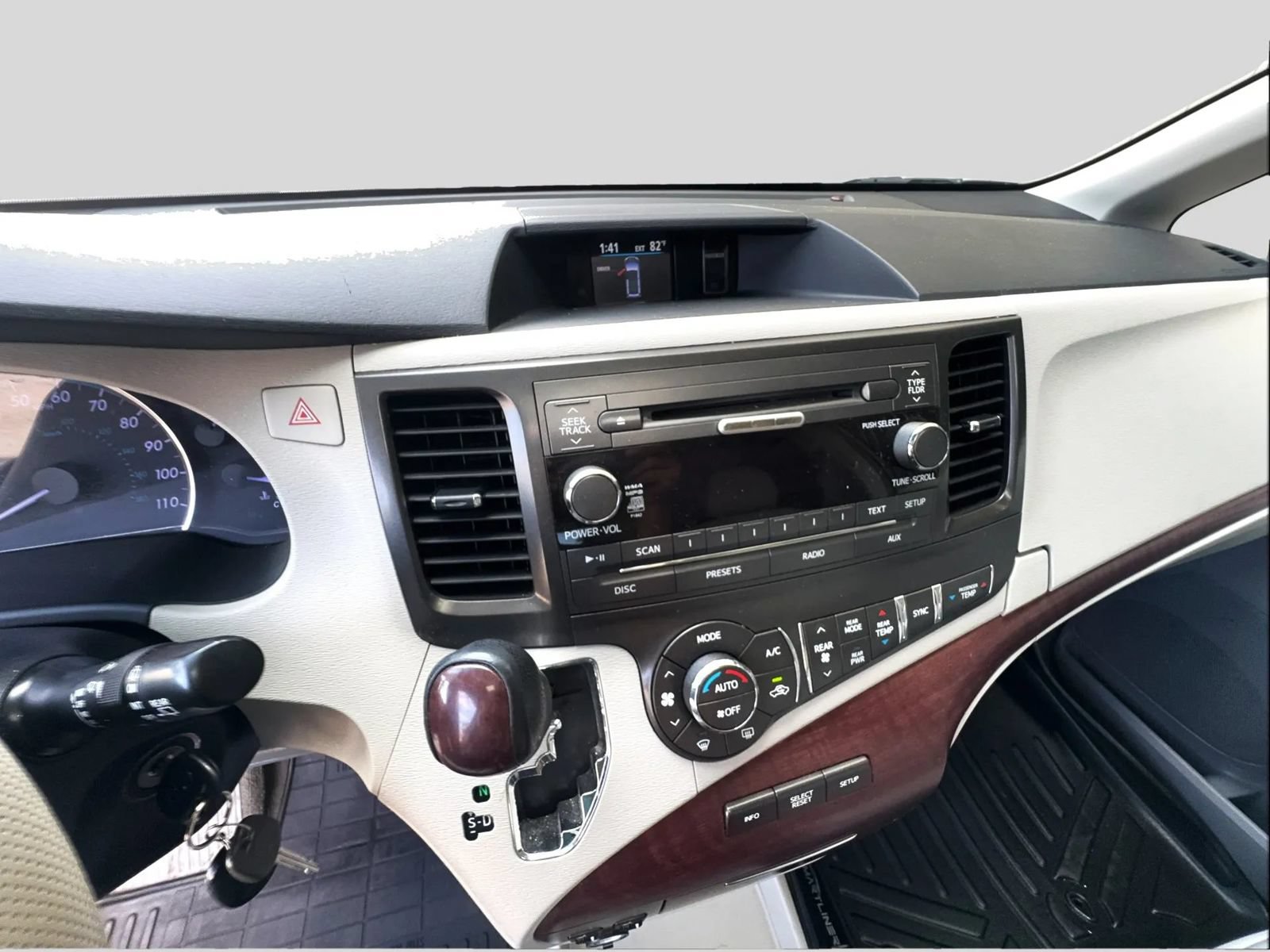 Used 2014 Toyota Sienna XLE FWD image 22