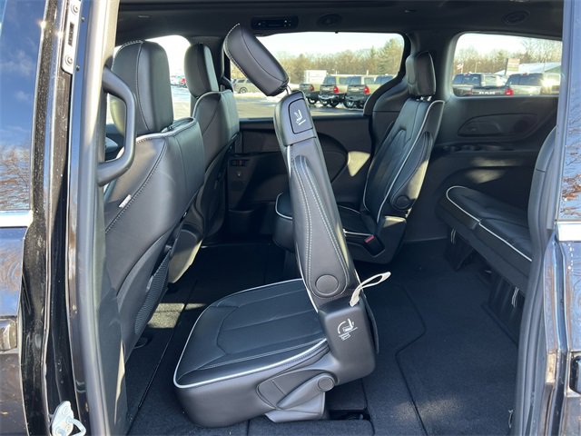 New 2026 Chrysler Pacifica Limited w/ Trailer Tow Group image 6