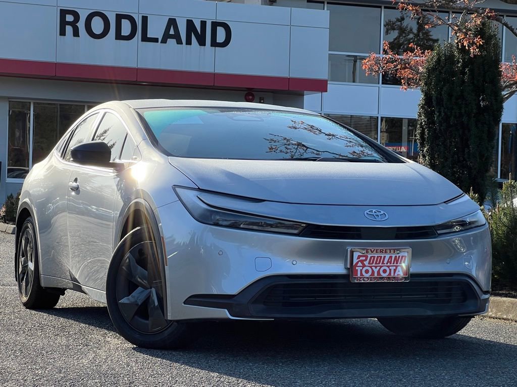 Used 2025 Toyota Prius LE image 1