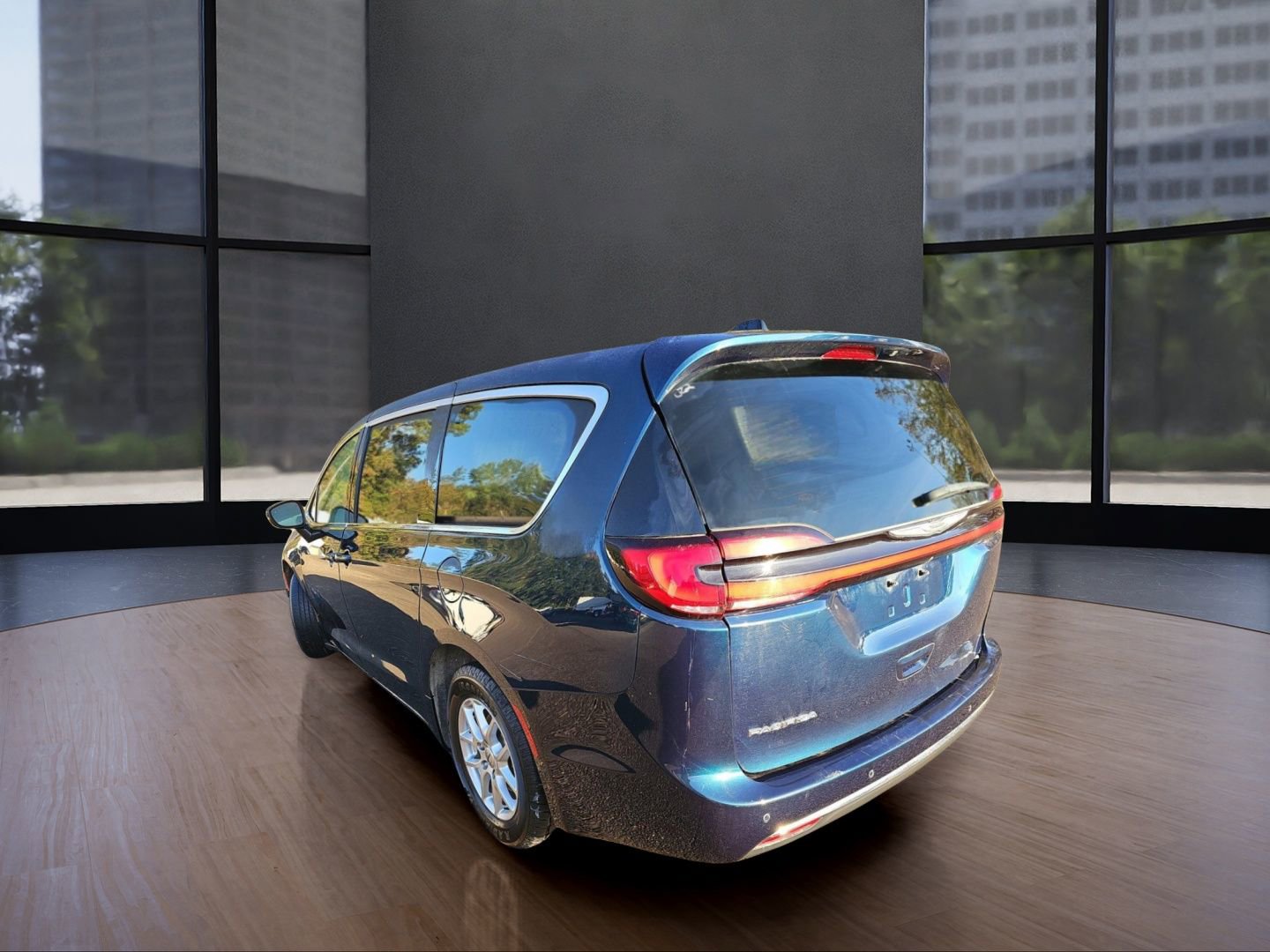 Used 2023 Chrysler Pacifica Touring-L image 6