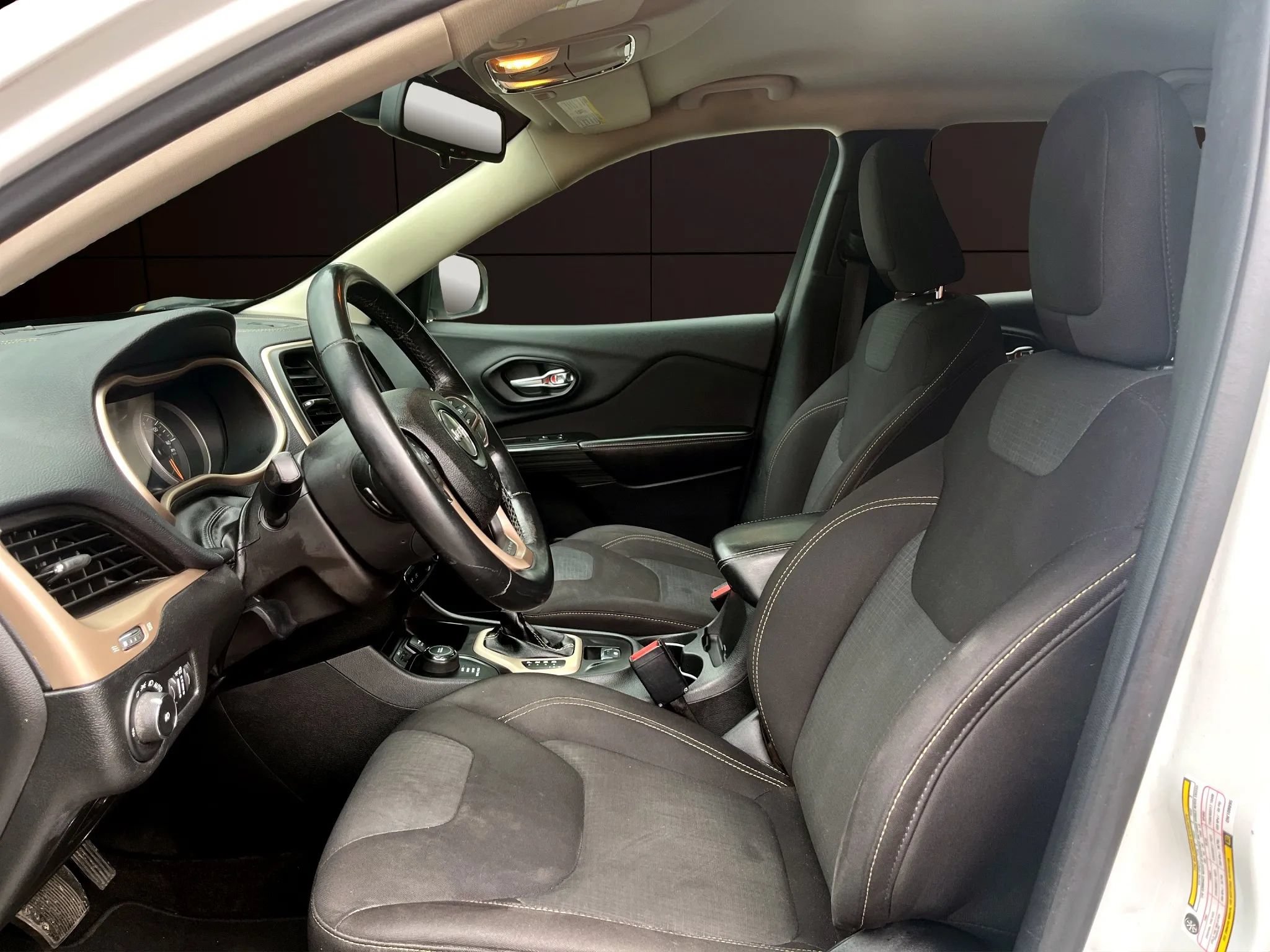Used 2016 Jeep Cherokee Latitude AWD/4WD image 11