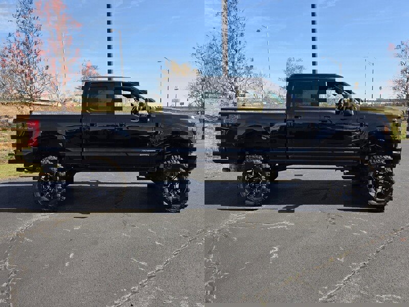 Used 2022 Ford F250 Lariat w/ Black Appearance Package image 12