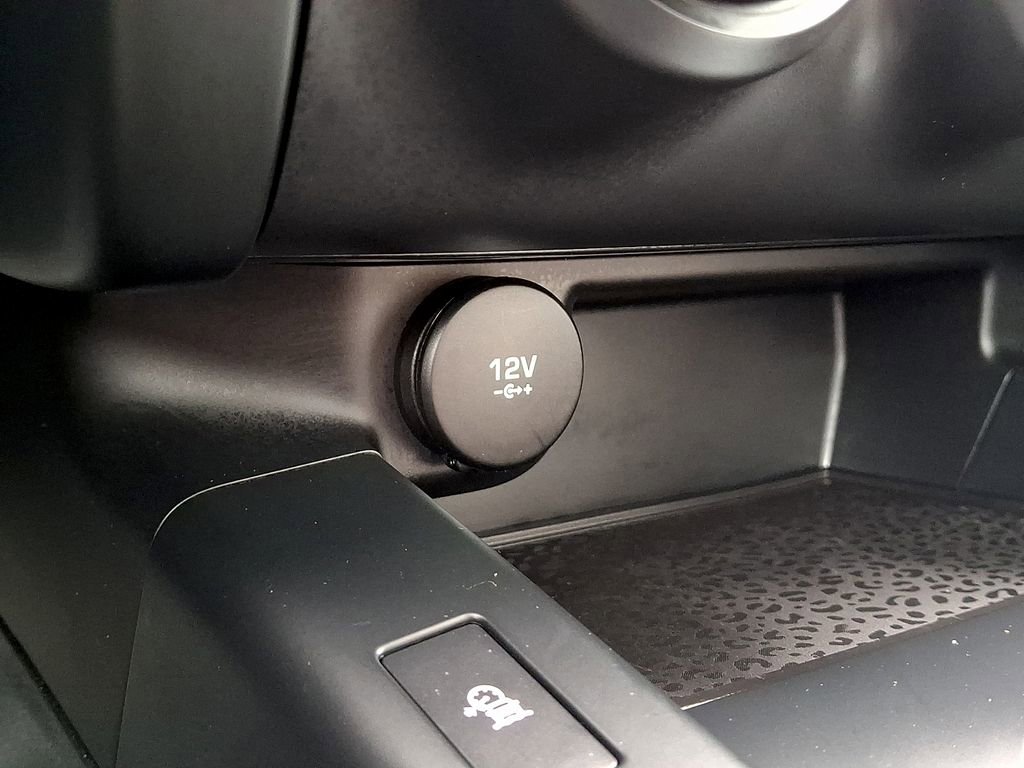 Used 2020 Jaguar E-PACE R-Dynamic SE image 24