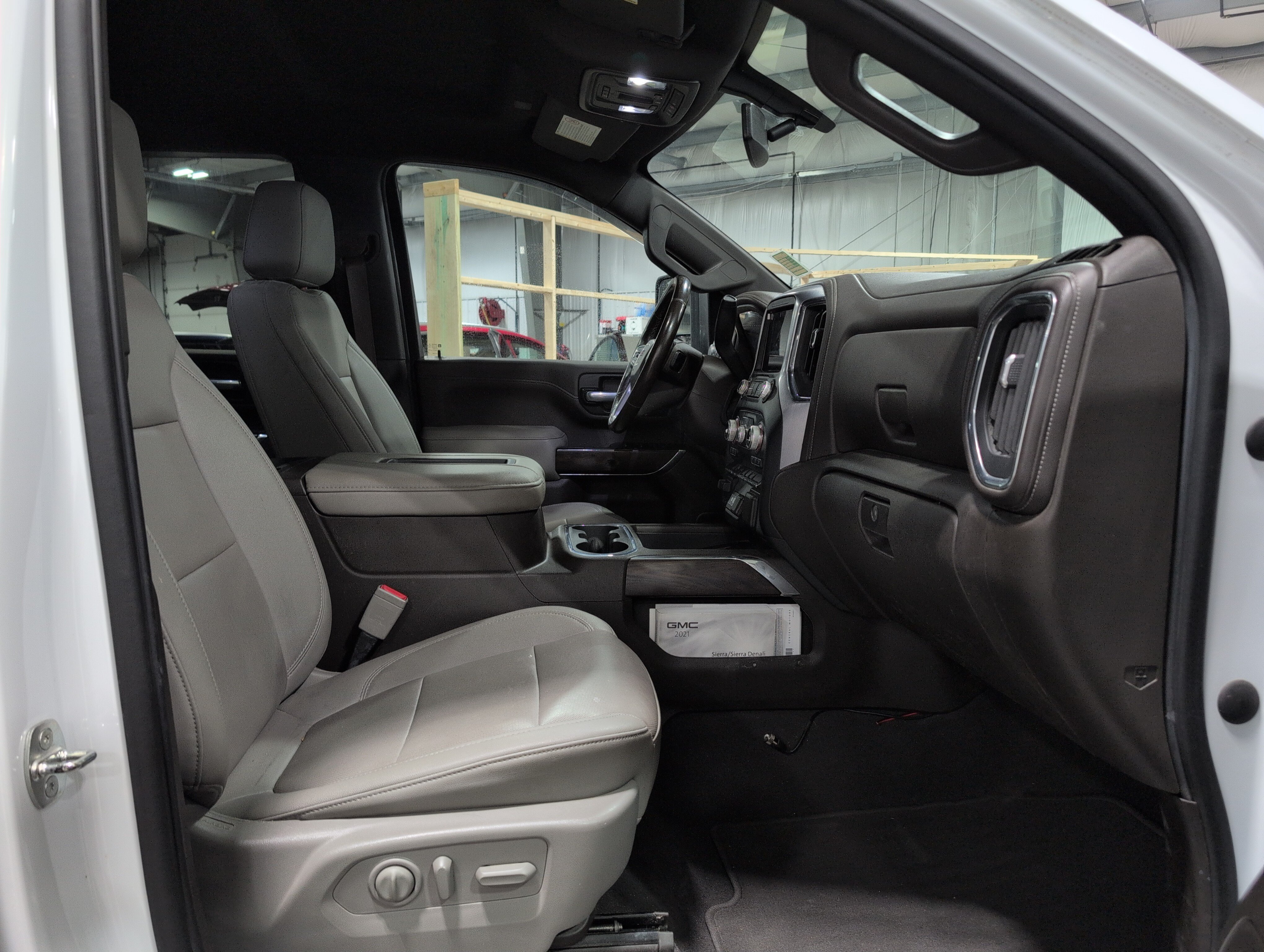Used 2021 GMC Sierra 2500 SLT w/ SLT Premium Package AWD/4WD image 13