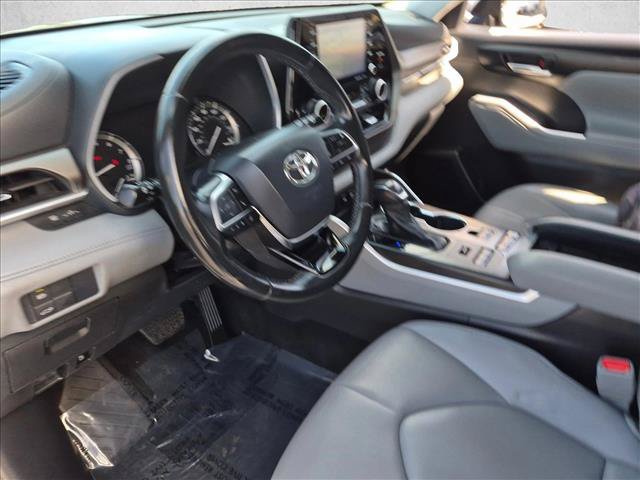Used 2021 Toyota Highlander XLE AWD/4WD image 9