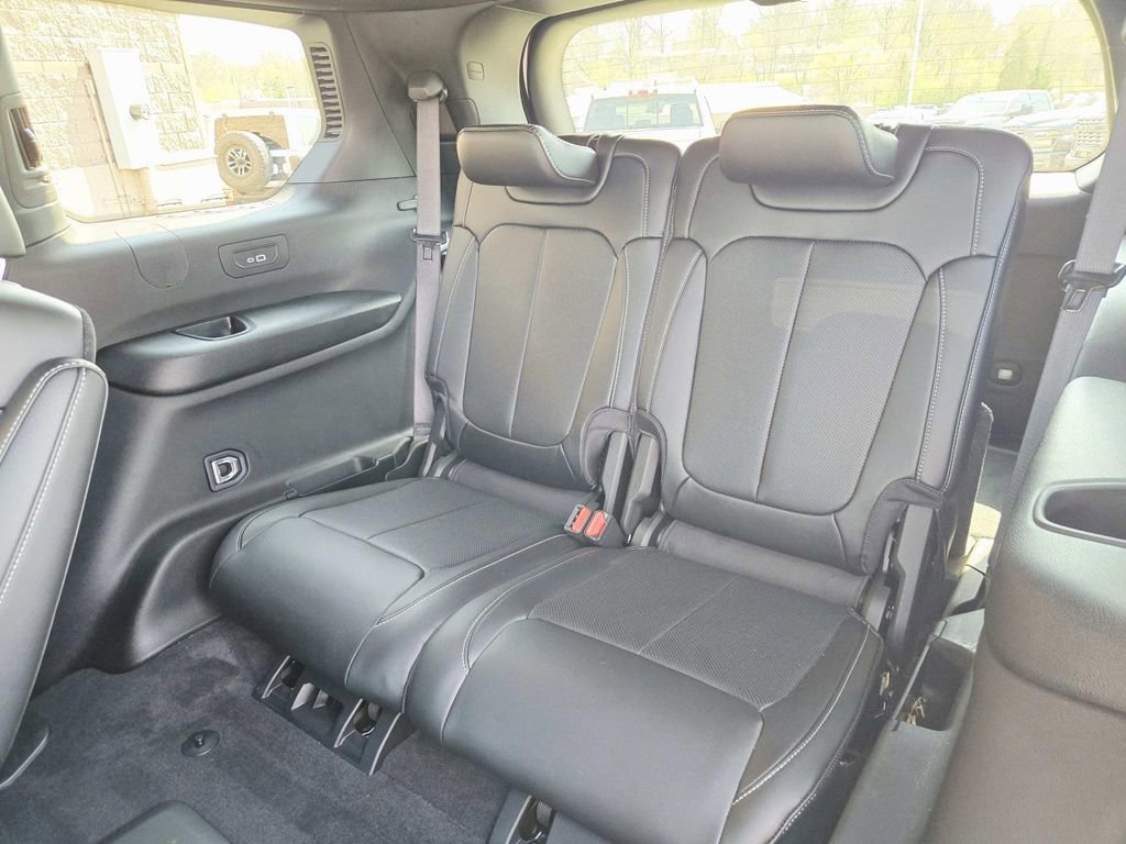 Used 2025 Jeep Grand Cherokee L Limited w/ Luxury Tech Group II AWD/4WD image 14