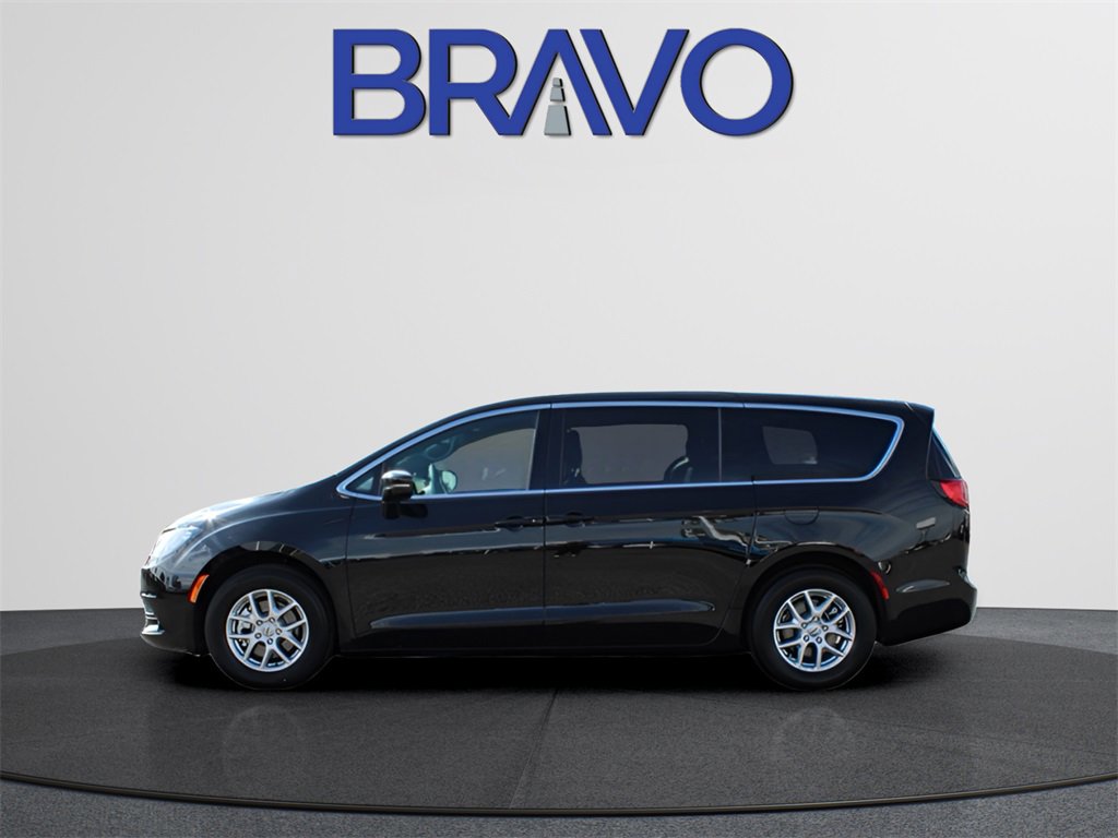 Used 2025 Chrysler Voyager LX image 8