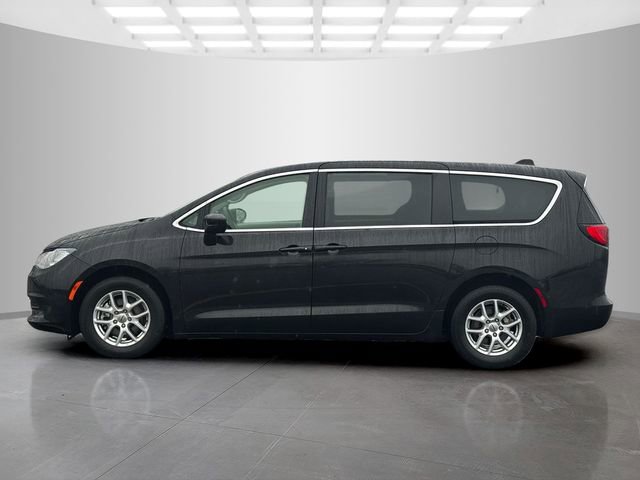 Certified 2022 Chrysler Voyager LX FWD image 4