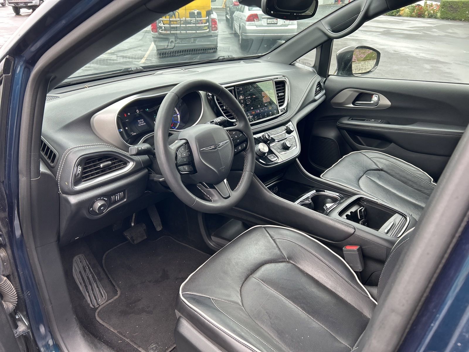 Used 2024 Chrysler Pacifica Premium image 14
