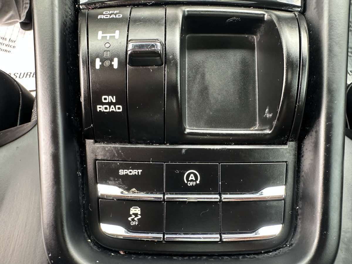 Used 2017 Porsche Cayenne AWD/4WD image 22