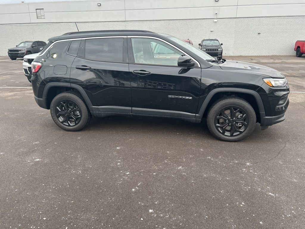Used 2024 Jeep Compass Latitude image 4