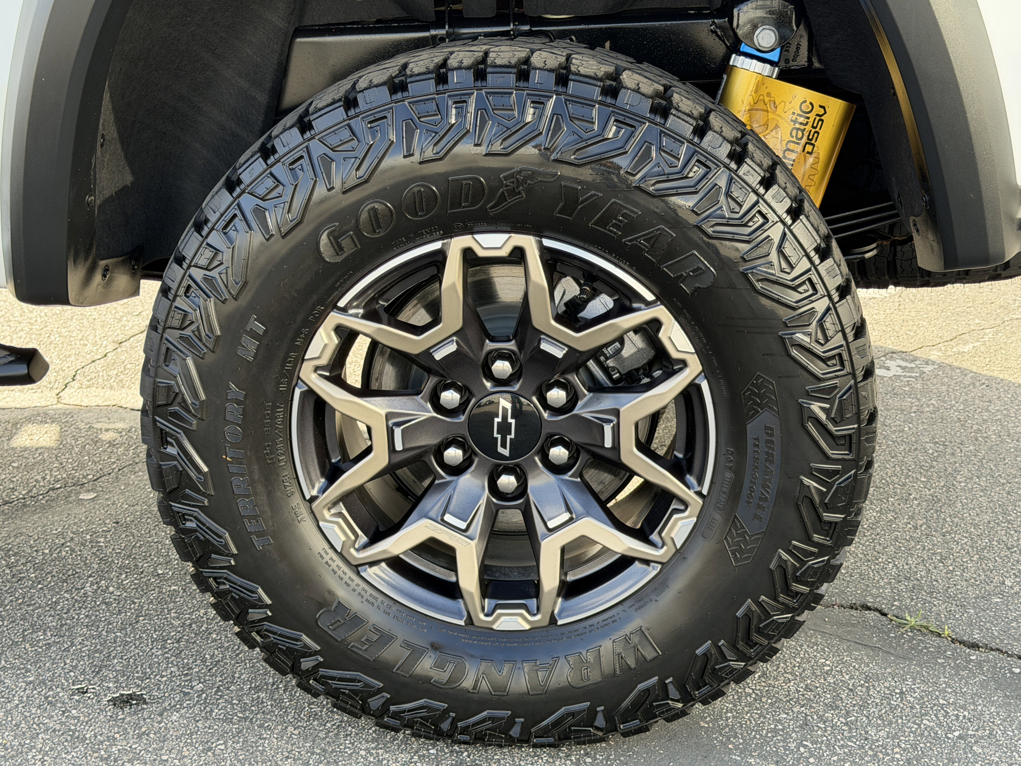 Used 2025 Chevrolet Colorado ZR2 w/ Technology Package image 11