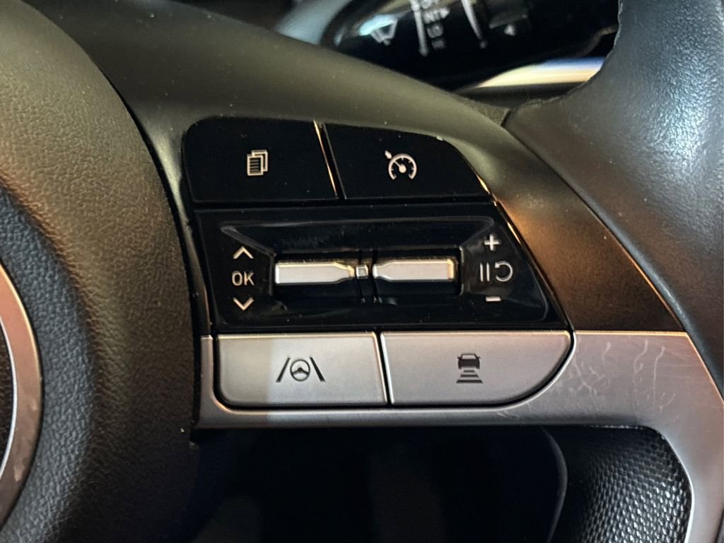 Used 2021 Hyundai Elantra Limited image 25