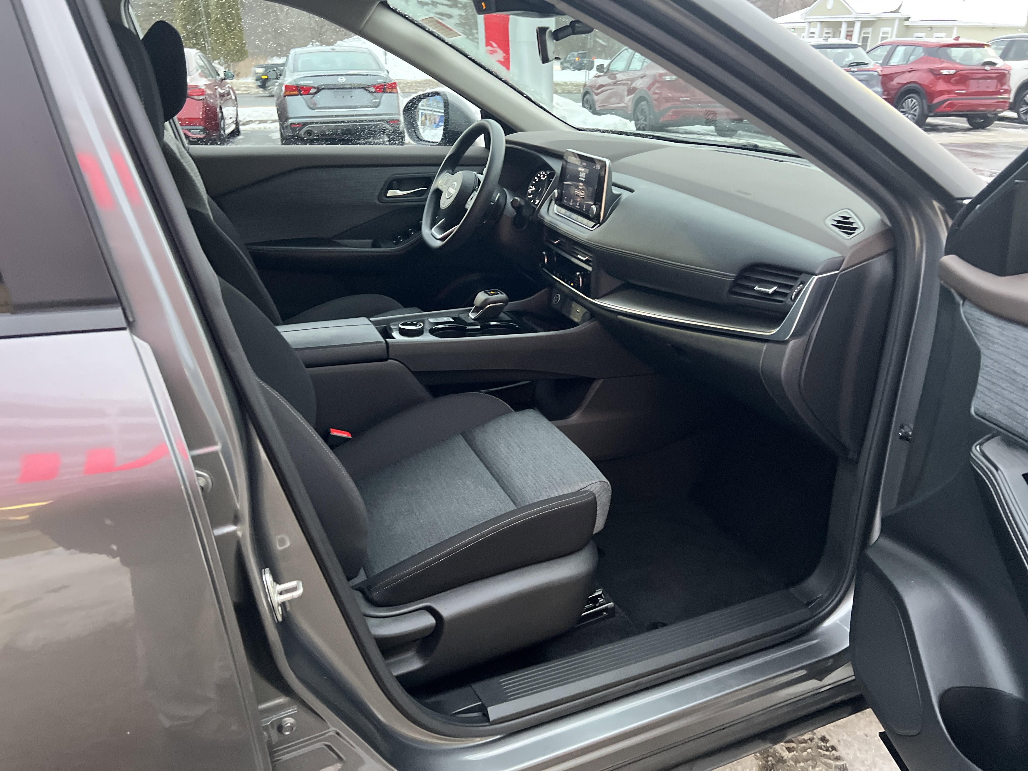 Used 2023 Nissan Rogue SV image 12