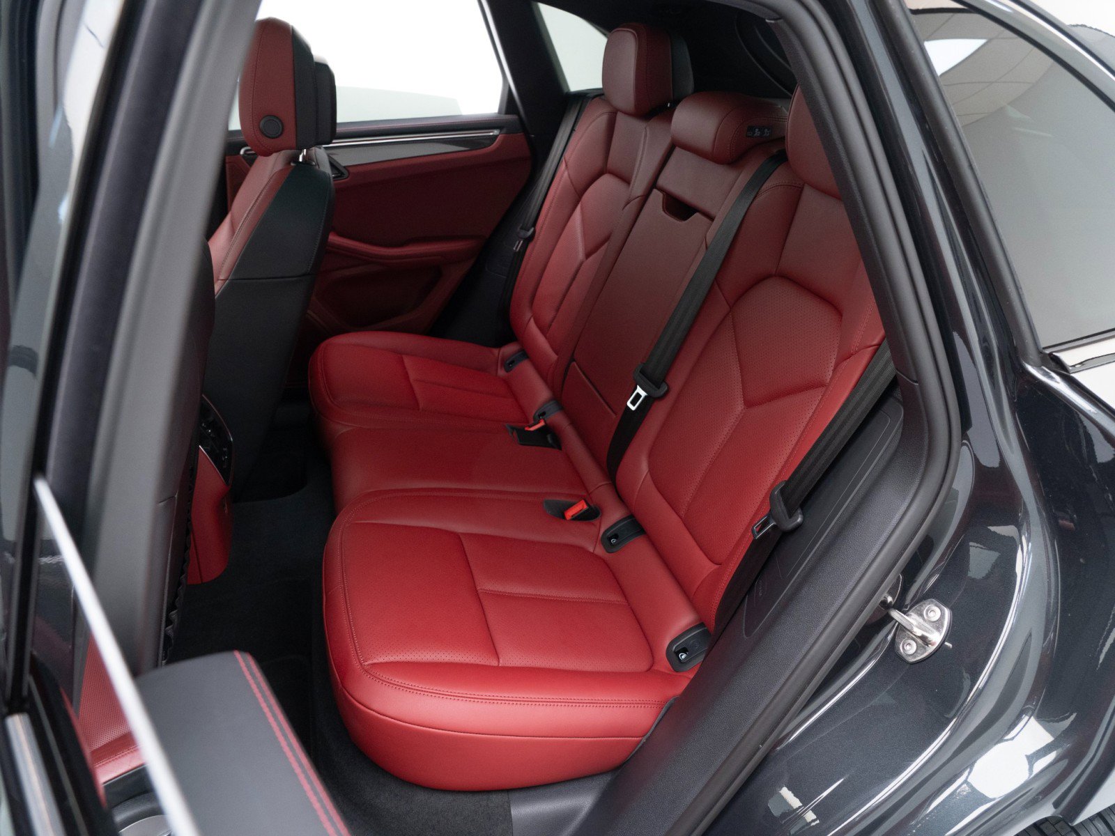 Certified 2023 Porsche Macan image 28