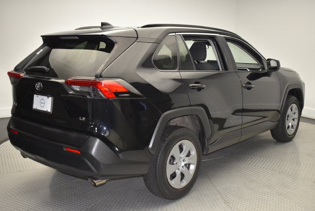 Used 2019 Toyota RAV4 LE FWD image 5