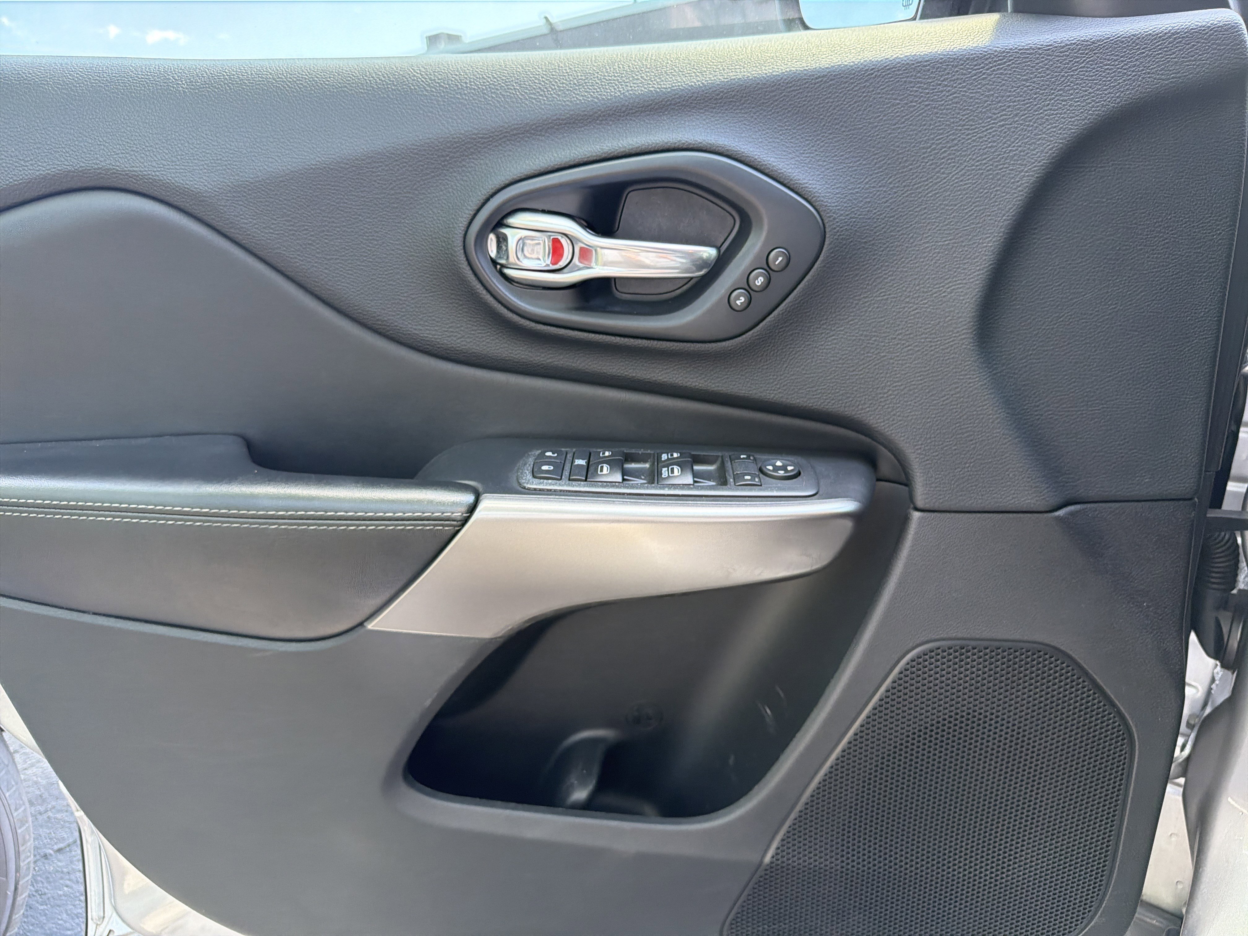 Certified 2019 Jeep Cherokee Limited w/ Luxury Group AWD/4WD image 34