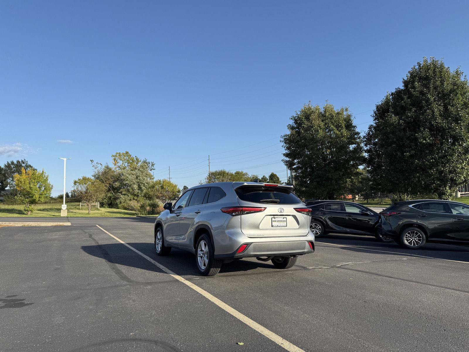 Used 2023 Toyota Highlander LE FWD image 4