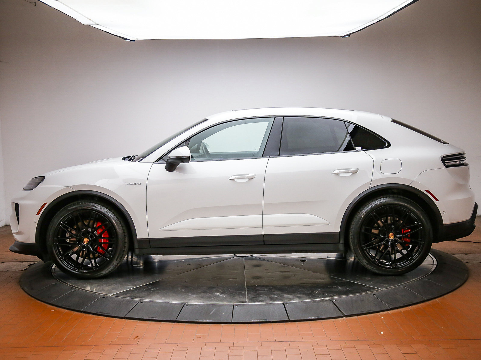 Certified 2025 Porsche Macan 4S Electric AWD/4WD image 2
