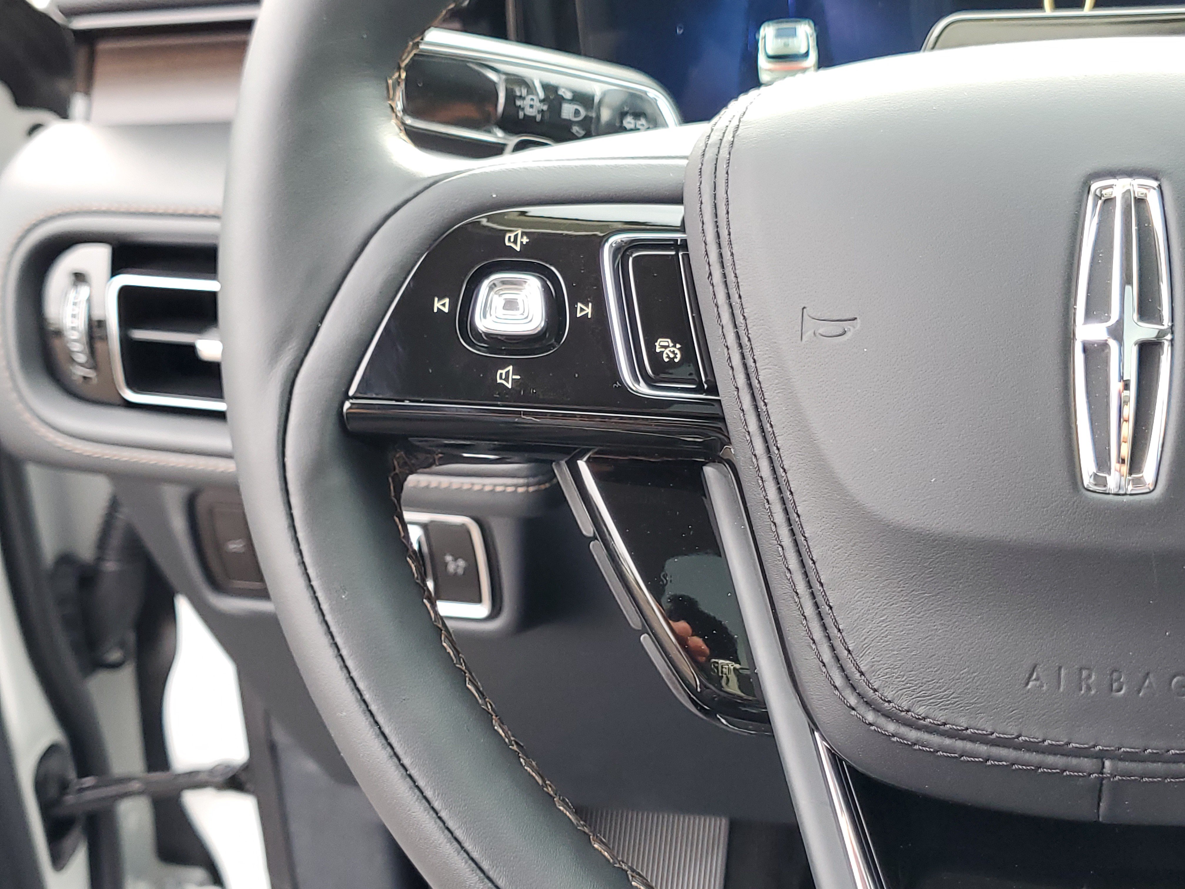 New 2027 Lincoln Aviator Reserve w/ Jet Appearance Package AWD/4WD image 16
