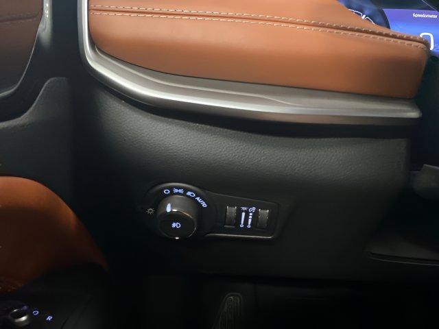 Used 2025 Jeep Compass Limited AWD/4WD image 17