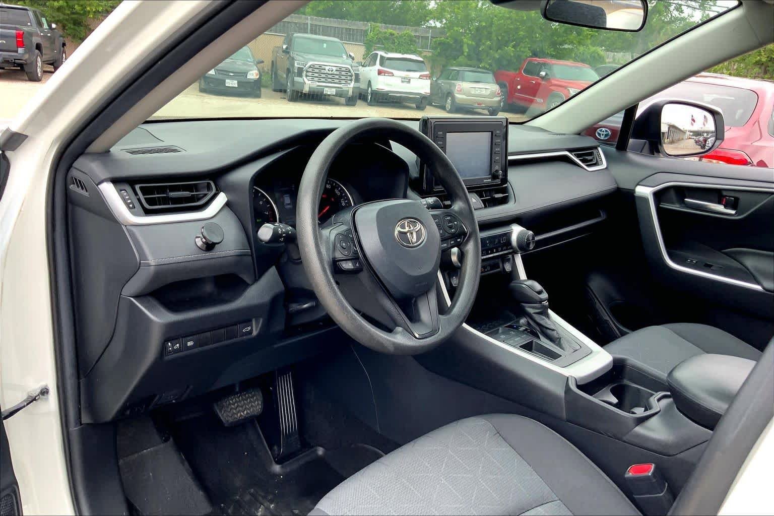 Used 2021 Toyota RAV4 XLE w/ Convenience Package FWD image 18