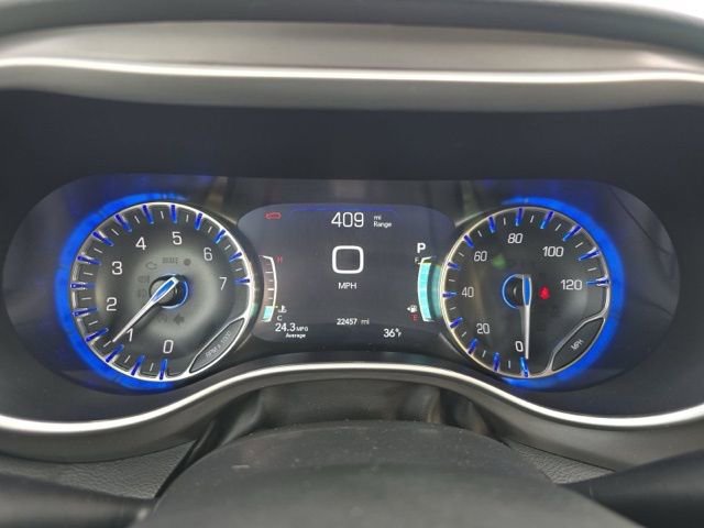 Used 2025 Chrysler Pacifica Select image 11