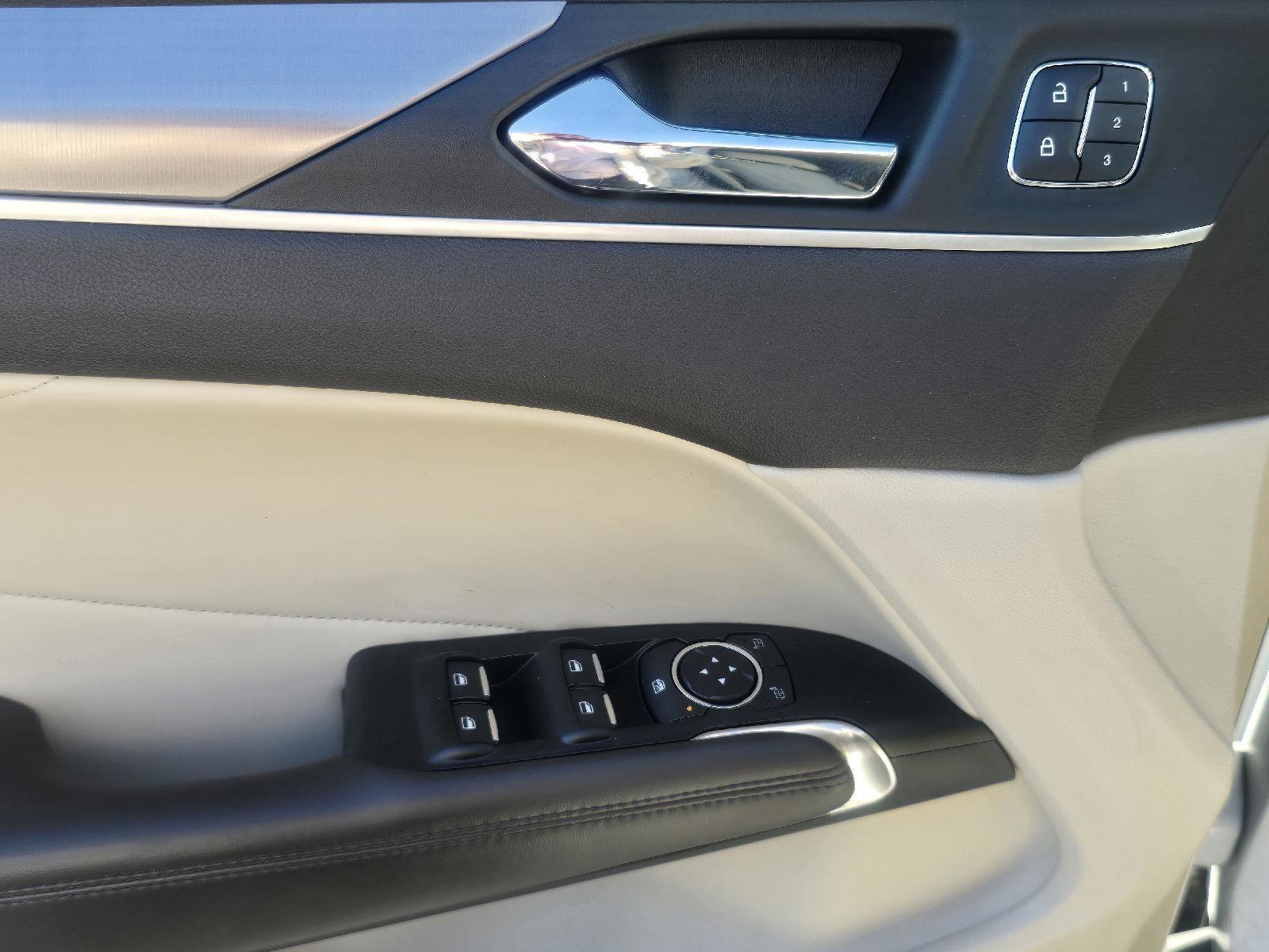 Used 2019 Lincoln MKC Premiere image 16