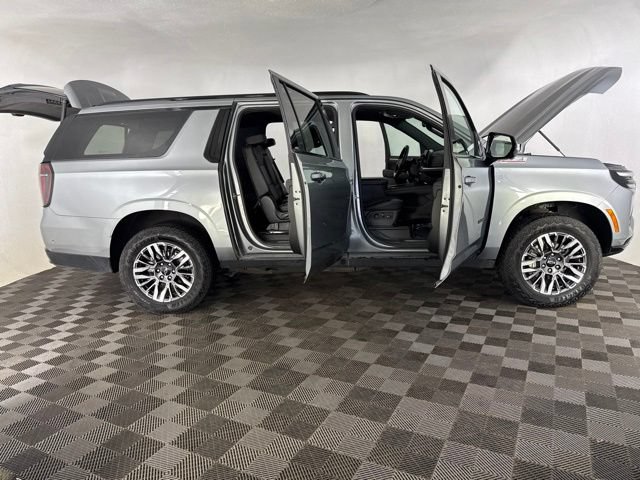 Used 2025 Chevrolet Suburban Z71 AWD/4WD image 16