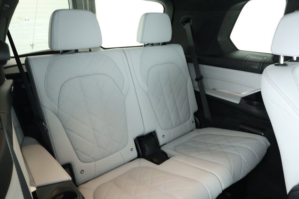 Used 2023 BMW X7 xDrive40i w/ M Sport Package AWD/4WD image 23