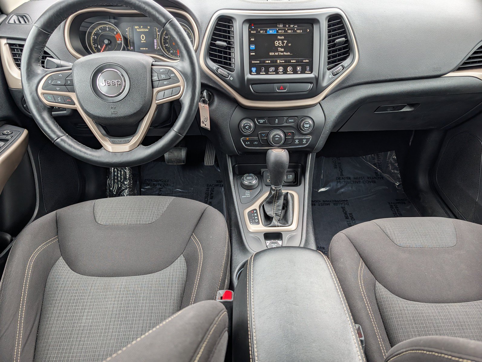 Used 2017 Jeep Cherokee Latitude w/ Cold Weather Group AWD/4WD image 18