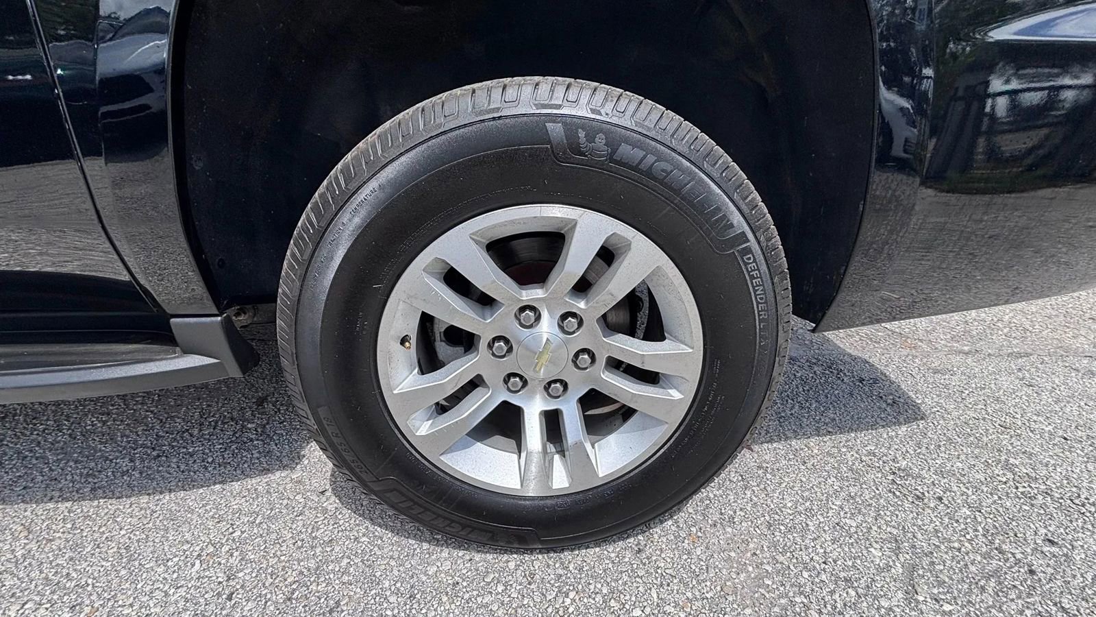 Used 2018 Chevrolet Suburban LT RWD image 22