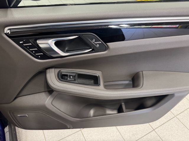 Used 2023 Porsche Macan S AWD/4WD image 32