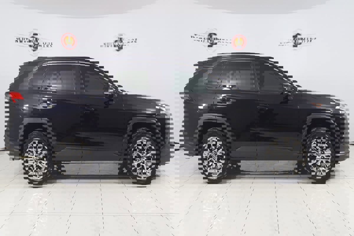 Used 2019 Toyota RAV4 XLE Premium image 2