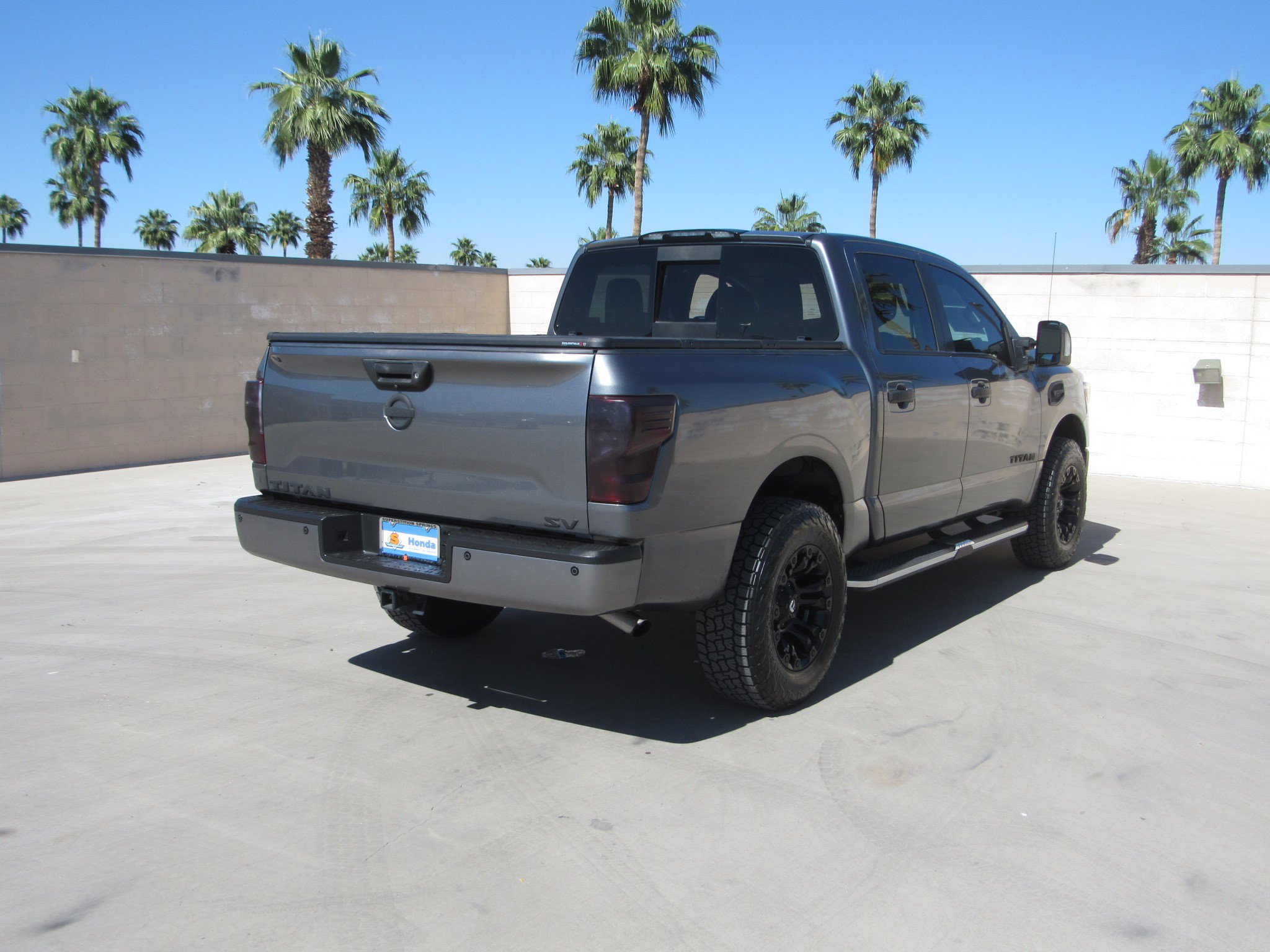 Used 2017 Nissan Titan SV image 5