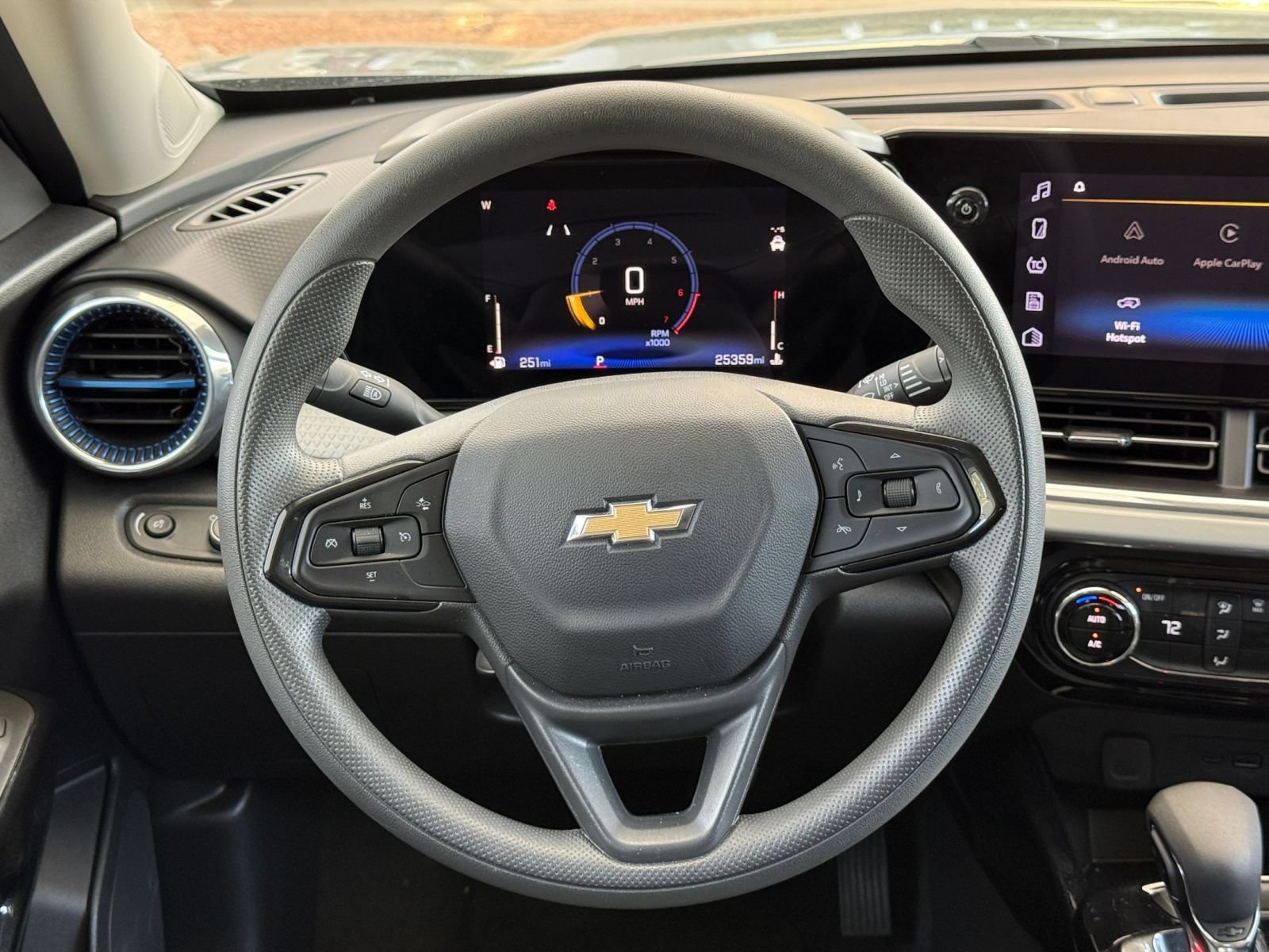 Used 2025 Chevrolet Trax LT FWD image 28