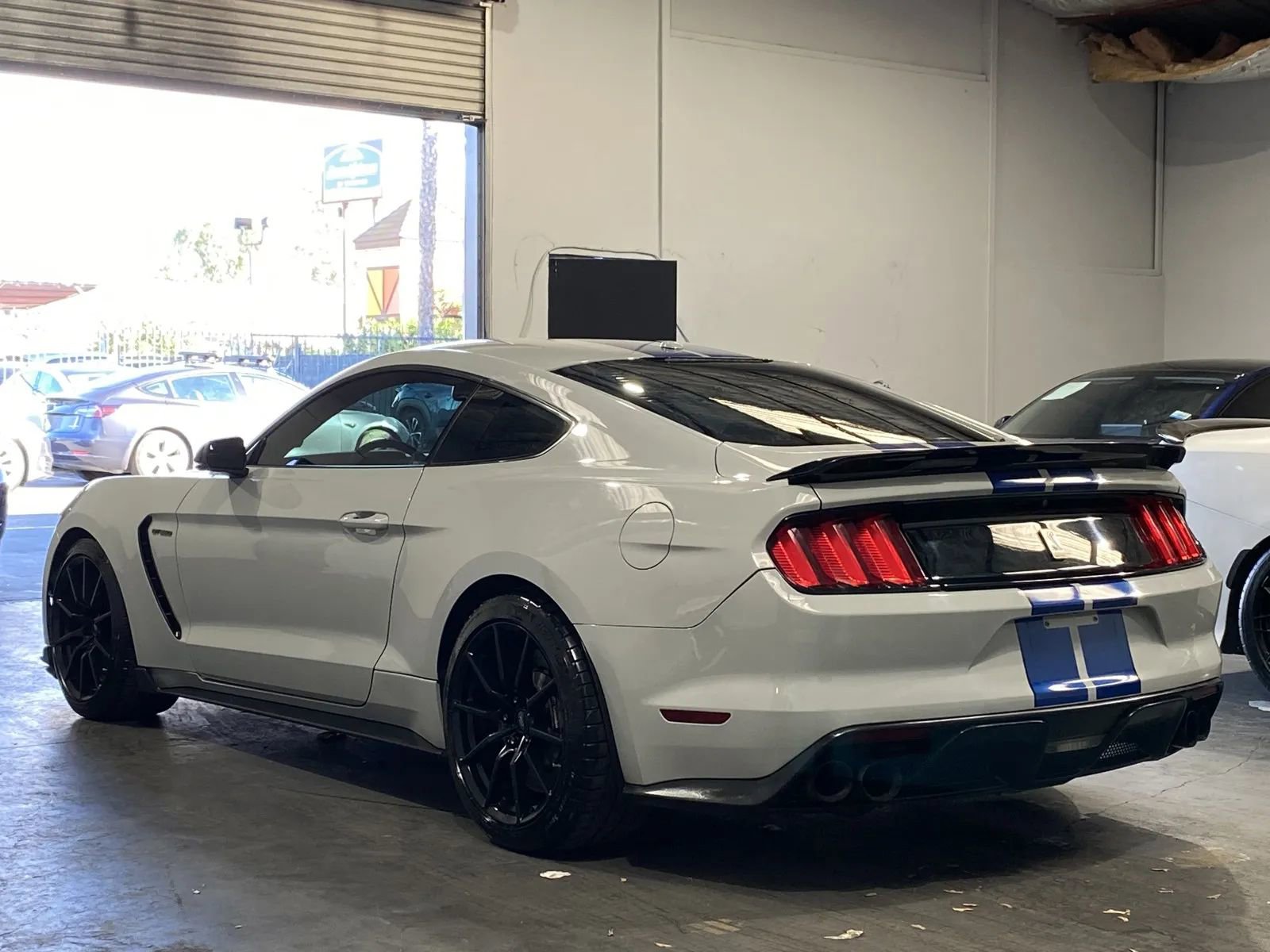 Used 2017 Ford Mustang Shelby GT350 image 2