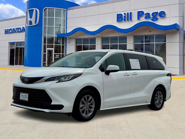 Used 2022 Toyota Sienna LE image 2