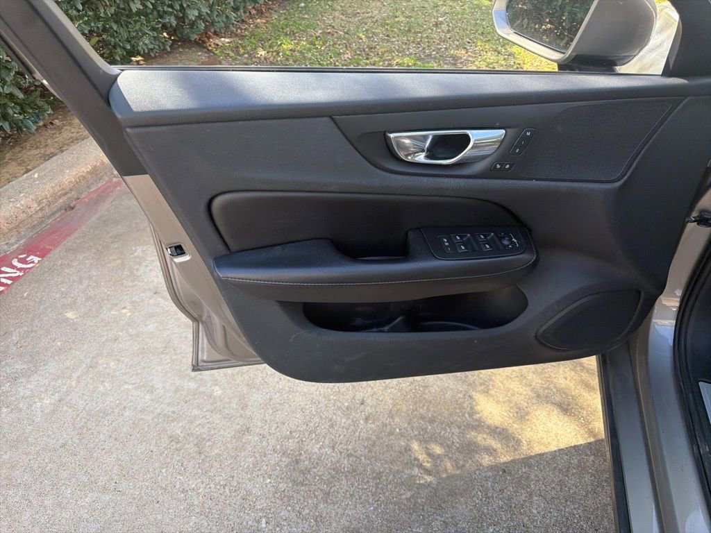 Used 2020 Volvo S60 T6 Momentum image 14