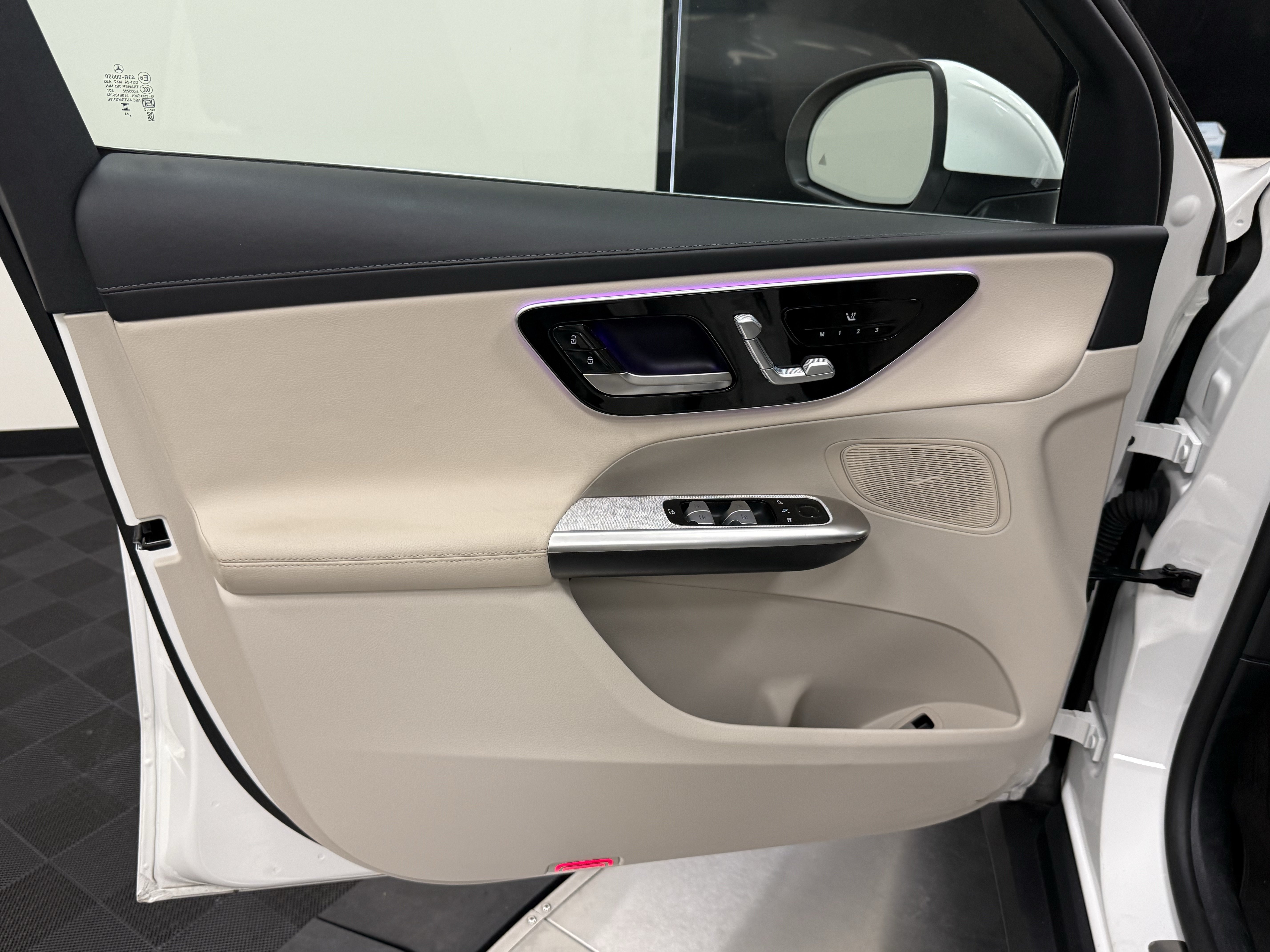 Used 2024 Mercedes-Benz GLC 300 4MATIC image 11