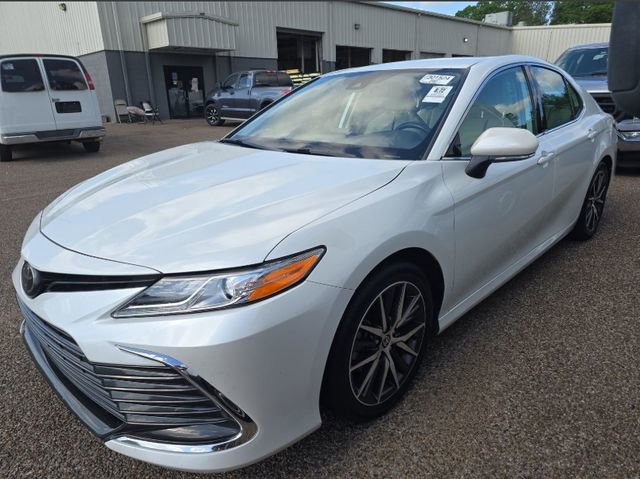 Used 2022 Toyota Camry XLE image 2