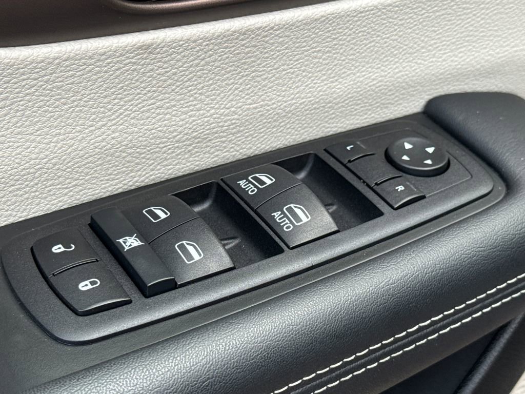 Used 2023 Chrysler Voyager LX image 20