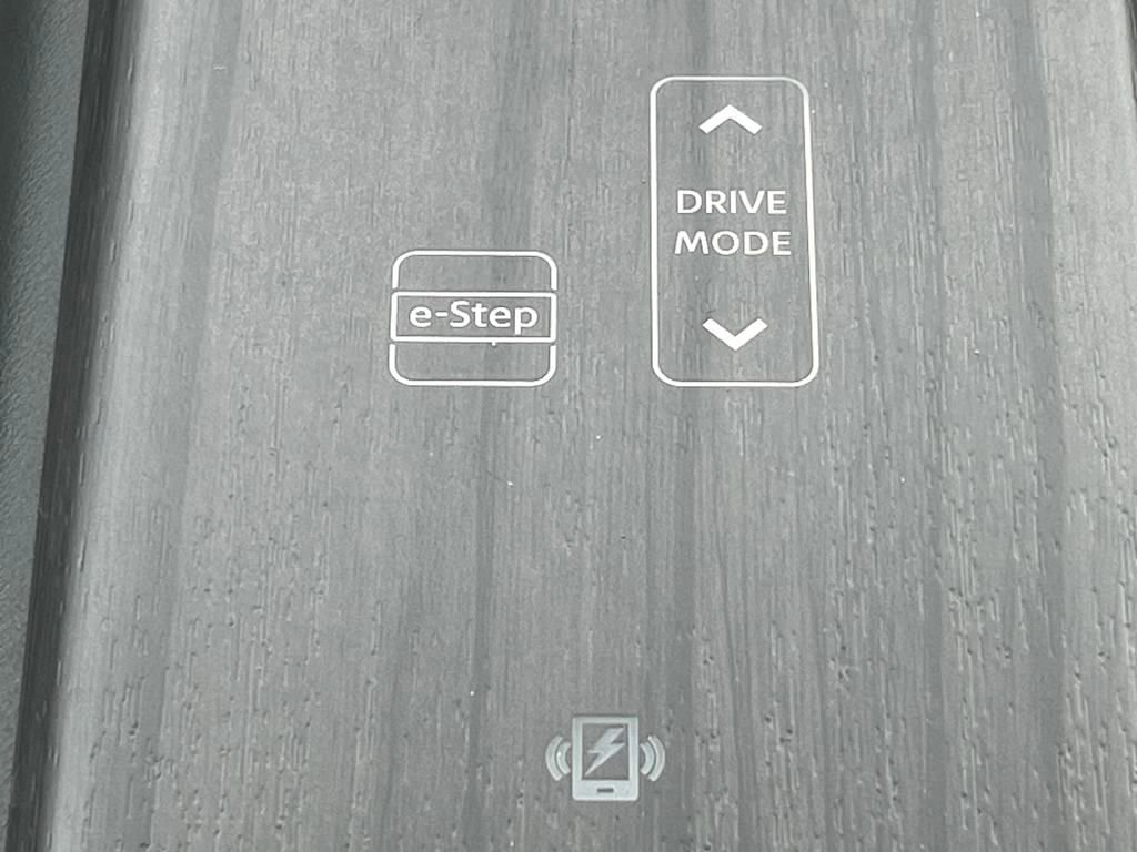 New 2025 Nissan Ariya AWD image 32